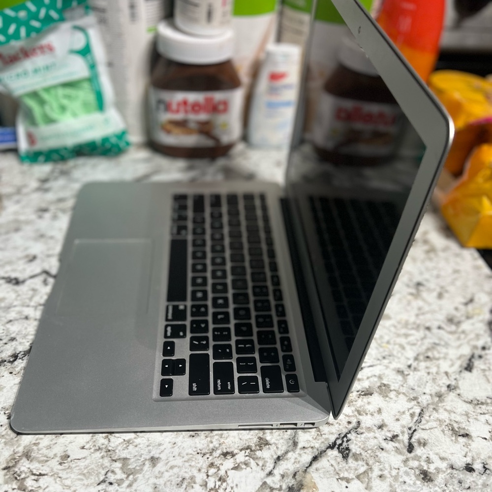 APPLE LAPTOP - Picture 3 of 4